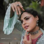 Roshna Ann Roy Instagram - മുദ്ര ശ്രദ്ധിക്കണം മിസ്റ്റർ ..... മുദ്ര 😁😆.... ......... Here comes ... our second look for actress @vincy_aloshious 😍 Styled by me and she is fully packed with @rr.makeovers 🤩🤩 In frame : @vincy_aloshious 📸 : @same_e_h Mua : @rr.makeovers Styling : @roshna.ann.roy Outfit : @ladies_planet_ Designer : @noushad_ladiesplanet Accessories :@ladies_planet_rental_jewellery & @macsjewelry