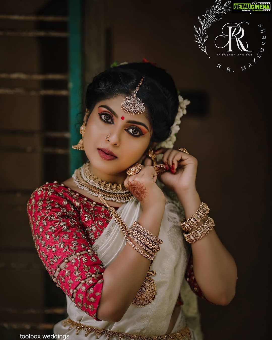Roshna Ann Roy Instagram - ๐นI love it when a girl'sย sareeย is made of grace๐ซ, her jewellery is made of confidence โฃ๏ธand her heels are made of inner-strength. ๐ . Here presenting my traditional wedding look , framed in @rudraramachandran And felling so happy to get her for my makeover wedding lookzz ๐๐๐ ๐ Thanks alot for the love ๐ @rr.makeovers I can't explain my happiness to work with @ladies_planet_rental_jewellery & @noushad_ladiesplanet Thank you ikka.....๐๐ Ur absolutely grt ๐ #allkeralaservice #keralamakeupartist #makeupwedding #makeupoftheday #makeupideas #makeup #makeuplover #makeupindia #makeupstudio #makeupcourse #southindianmakeupartist #photoshootmakeupartist #keralaweddingmakeup #makeupevent #weddingmakeupartist #makeupshoot #beautymakeup #KeralaMakeup #MakeupArtist #MakeupArtistKerala #InternationallyCertifiedMakeupArtist