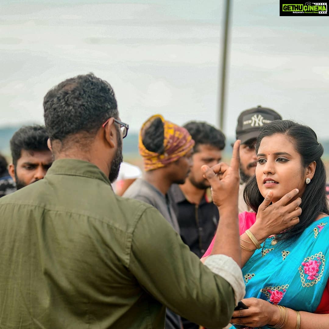 Roshna Ann Roy Instagram - ഓർമയുണ്ടോ ഈ മുഖം മോളെ... 😅 #sreejithravi 😁 #throwback #majormissing😭 #shooting #tymesofwork