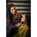 Roshna Ann Roy Instagram - സിനിമയിൽ വന്നതിനു ശേഷം ആണ് മേക്കപ്പ് എന്താണെന്നു അറിയുന്നത് തന്നെ😩 , അത് വരെ വീട്ടിലിരിക്കുന്ന കുട്ടിക്കൂറ പൗഡറും , ശിക്കാറിന്റെ കണ്മഷിയും, ഒട്ടിക്കൽ പൊട്ടുമൊക്കെ വെച്ച് മിനുങ്ങി പുറത്തേക്കിറങ്ങുമ്പോ ആരേലും പറയും oh എന്റെ പൊന്നോ ഇതാരാ.... ഇത് ഐശ്വര്യറായിയോ..... 😜😜😜😜??? ഒരു കള്ളചിരിയും പാസ്സാക്കി അവിടെനിന്നു ഒരോട്ടം.... ചുരുങ്ങിയത് 5..6 വീടുകൾ കേറിയിറങ്ങി സുന്ദരി ആണെന്നുള്ള സർട്ടിഫിക്കറ്റ് വാങ്ങി വീട്ടിൽ കേറുള്ളു... ... അതൊക്കെ ഒരു സമയം..... അപ്പൊ പറഞ്ഞു വന്നത്.... മേക്കപ്പ്..., ഈ അടുത്ത കാലത്താണ് ഇങ്ങനെ ഒരു ചിന്ത വന്നത് .. ചില മാസങ്ങളിൽ സിനിമ ഇല്ലാതിരിക്കുമ്പോൾ പാഴായി പോകുന്ന ദിവസങ്ങൾ അതോർത്തപ്പോഴാണ് .🙄 എന്തെകിലും കോഴ്സ് പേടിച്ചാലോ എന്ന് ചിന്ത വന്നത് ഒരു സ്റ്റുഡിയോ strat ചെയ്താലോ എന്ന് ആലോചിച്ചു , അങ്ങനെ പഠിക്കാൻ തീരുമാനിച്ചു, അങ്ങനെ സിനിമ shoot ഇല്ലാത്ത ദിവസങ്ങളിൽ എല്ലാം ക്ലാസ്സിൽ പോയി ... advance course ആയിട്ടാണ് പഠിച്ചത്.... ഇടയ്ക്കു വെച്ചാണ് കൊറോണ issues വന്നു എല്ലാം മുടങ്ങിയത്, യാത്രകൾ ezy ആയപ്പോൾ വീണ്ടും continue ചെയ്തു , അങ്ങനെ പഠനം ഒരുവിധമായപ്പോൾ തന്നെ ആദ്യത്തെ shoot .... കുറച്ചു profile ഉണ്ടാക്കുവാൻ നമ്മുടെ സിനിമയിലുള്ള സുഹൃത്തുക്കളെ തന്നെ കൂടെ വിളിച്ചു , അവരെല്ലാം സന്തോഷത്തോടെ കൂടെ കൂടി😻...😻. എന്തായാലും സിനിമയോടൊപ്പം അഭിനയത്രി എന്ന നിലയിൽ തന്നെ നിന്നുകൊണ്ട് ഞാൻ ഇതു മുന്നോട്ടു കൊണ്ട് പോകും.... എല്ലാവരും support ചെയ്യണം.... ഇനിയും...നന്നായി വരാൻ പ്രാർത്ഥിക്കണം 🙏🙏🙏🤩........ 📸 by @arun_manuel_ @beniveesjo Inframe : @shaalinzoya & me 😘 #RRmakeovers @rr.makeovers