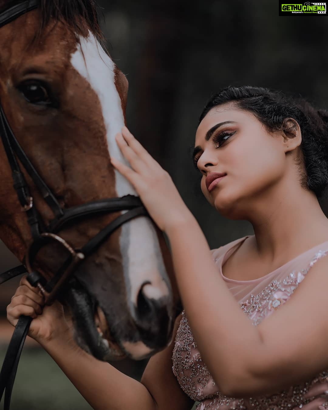 Roshna Ann Roy Instagram - Our happiest work ending with this !!! Gorgeous my darling @vincy_aloshious looking perfect in my touch .... i think frst time with a pet horse .. thank u.. somuch @eranature for this grt space .... and we loved it !!! . . In frame : @vincy_aloshious 📸 : @same_e_h Mua : @rr.makeovers Styling : @roshna.ann.roy Outfit : @ladies_planet_ Designer : @noushad_ladiesplanet