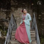 Roshna Ann Roy Instagram - മുദ്ര ശ്രദ്ധിക്കണം മിസ്റ്റർ ..... മുദ്ര 😁😆.... ......... Here comes ... our second look for actress @vincy_aloshious 😍 Styled by me and she is fully packed with @rr.makeovers 🤩🤩 In frame : @vincy_aloshious 📸 : @same_e_h Mua : @rr.makeovers Styling : @roshna.ann.roy Outfit : @ladies_planet_ Designer : @noushad_ladiesplanet Accessories :@ladies_planet_rental_jewellery & @macsjewelry