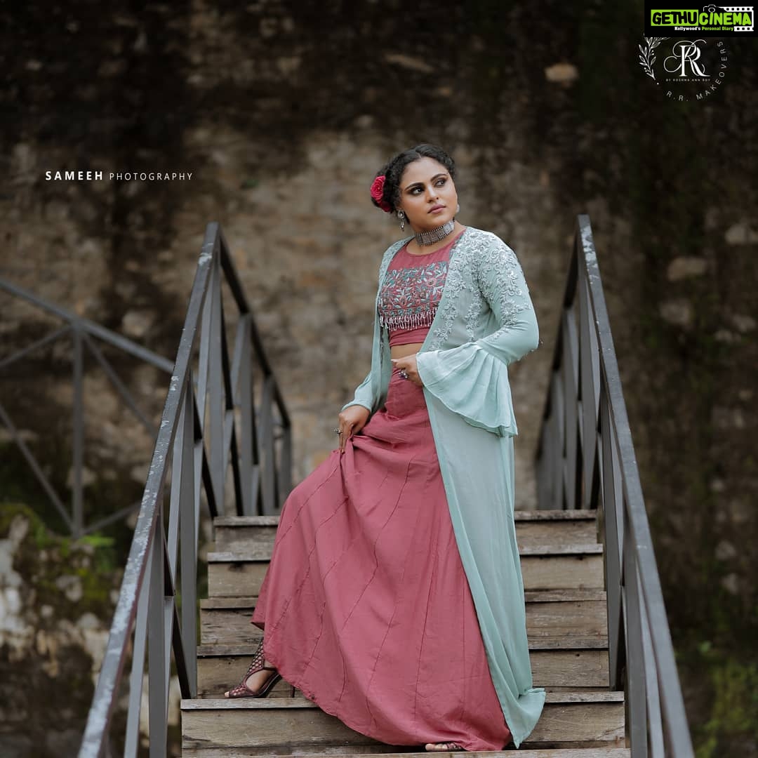 Roshna Ann Roy Instagram - മുദ്ര ശ്രദ്ധിക്കണം മിസ്റ്റർ ..... മുദ്ര 😁😆.... ......... Here comes ... our second look for actress @vincy_aloshious 😍 Styled by me and she is fully packed with @rr.makeovers 🤩🤩 In frame : @vincy_aloshious 📸 : @same_e_h Mua : @rr.makeovers Styling : @roshna.ann.roy Outfit : @ladies_planet_ Designer : @noushad_ladiesplanet Accessories :@ladies_planet_rental_jewellery & @macsjewelry