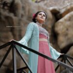 Roshna Ann Roy Instagram - മുദ്ര ശ്രദ്ധിക്കണം മിസ്റ്റർ ..... മുദ്ര 😁😆.... ......... Here comes ... our second look for actress @vincy_aloshious 😍 Styled by me and she is fully packed with @rr.makeovers 🤩🤩 In frame : @vincy_aloshious 📸 : @same_e_h Mua : @rr.makeovers Styling : @roshna.ann.roy Outfit : @ladies_planet_ Designer : @noushad_ladiesplanet Accessories :@ladies_planet_rental_jewellery & @macsjewelry