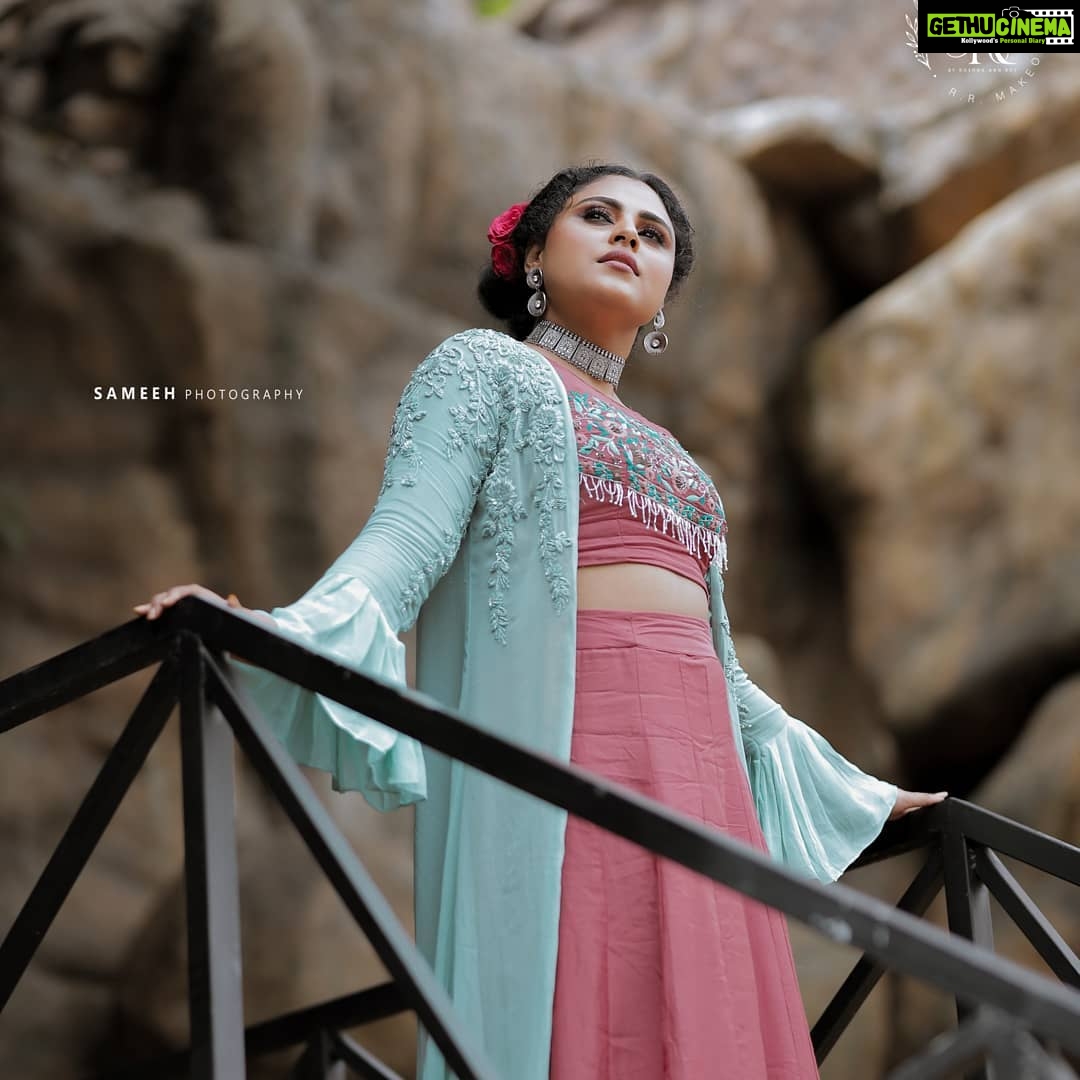 Roshna Ann Roy Instagram - മുദ്ര ശ്രദ്ധിക്കണം മിസ്റ്റർ ..... മുദ്ര 😁😆.... ......... Here comes ... our second look for actress @vincy_aloshious 😍 Styled by me and she is fully packed with @rr.makeovers 🤩🤩 In frame : @vincy_aloshious 📸 : @same_e_h Mua : @rr.makeovers Styling : @roshna.ann.roy Outfit : @ladies_planet_ Designer : @noushad_ladiesplanet Accessories :@ladies_planet_rental_jewellery & @macsjewelry