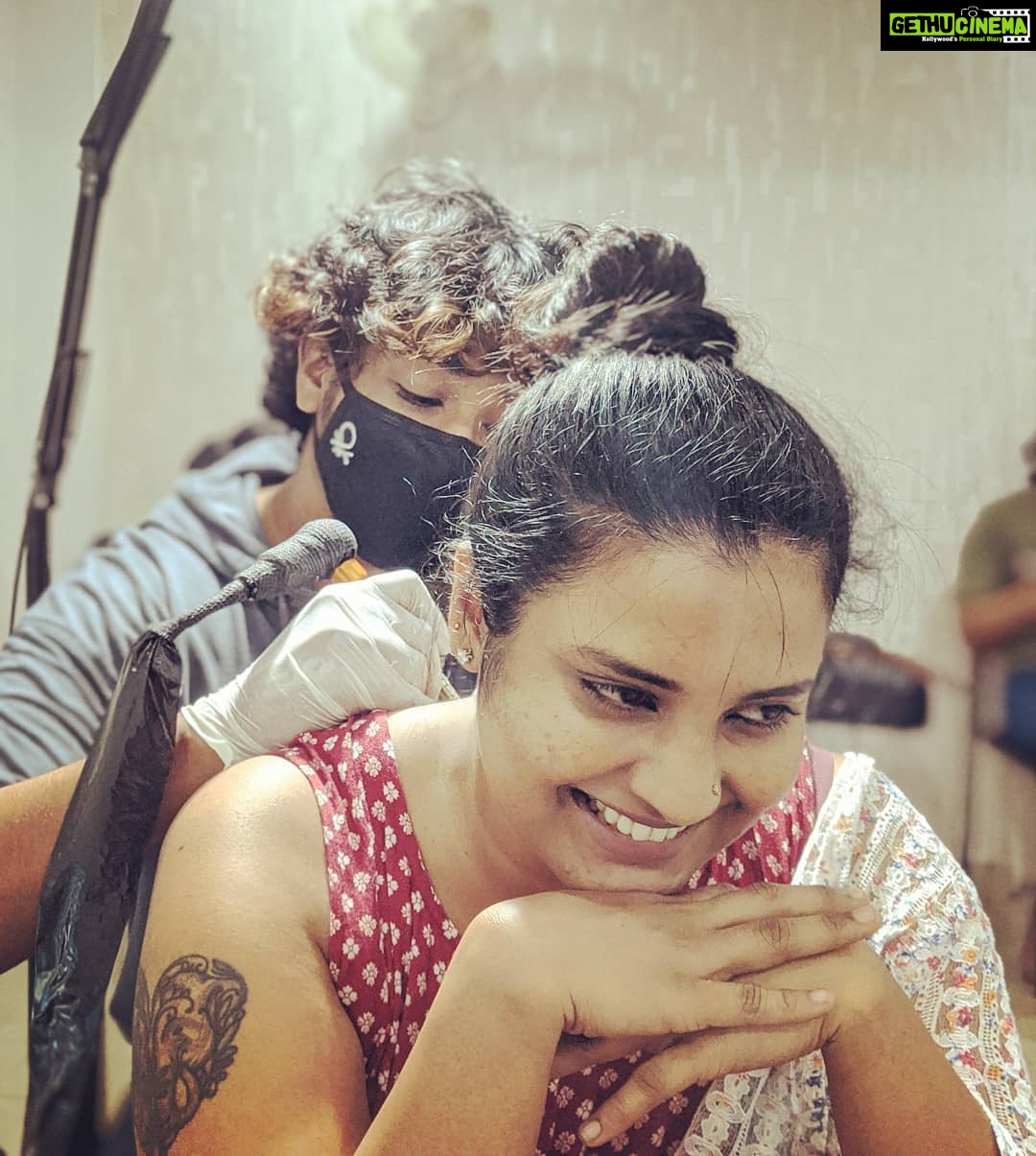 Roshna Ann Roy Instagram - And finally 🤩😜💯 swipe<<<< <<<<... . . . My life is my art, My art is my life. ... @thedeepinktattooz 😘 @kuldeepkrishna369 🌹🤩♥️ 📸 : @the_rlal 🖤 @inklustmonk
