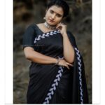 Roshna Ann Roy Instagram - കറുപ്പു 😎താ എനക്ക് പുടിച്ച കളര്.🖤.... 🤩 ....🖤🖤🖤🖤🖤🖤🖤🖤🖤🖤🖤🖤🖤🖤 .... 📸 : @sunesh_kalapurackal Saree : @adornelegance Jewell's : @macsjewelry MUA : @meeramax_makeupartist #sareelovers #blacksaree #kerala♥️ #portraitphotography #sareestyle ##photooftheday #blackcolor #myfavorite #actresslife #roshnaannroy #myjourney #haveagoodday #goodmorning #goodvibes