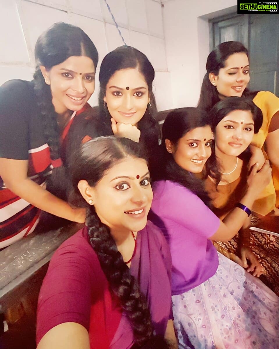 Roshna Ann Roy Instagram - എന്റെ കൈൽ വേറെ images കാണാനില്ല...so. ithu കിടക്കട്ടെ... ... ur amazing dear @prayagamartin Many more happy return's of the day 🎉..chachu ... 🌹😍😍😍🤩🌹🌹🌹#prayagamartin 😍✌️😎