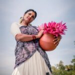 Roshna Ann Roy Instagram - 💮💮💮...... . . . 📸 : @arun_manuel_ @beniveesjo 👰 : @prmakeupstudio #dhavani ##pavada #sareedraping #sareelovers #roshnaannroy #photoshootinwater #photoshootideas #portfolio #kerala♥️ #malarikkal #malarikkal_village_tourism🚴‍♂️ #pattupavadai #malayalipennu #keralawedding #postoftheday #modelshoot #malluactress #actresslife #malayalamovie #throwback