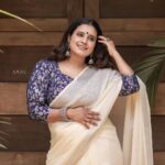 Roshna Ann Roy Instagram - Spread..❤️ love everywhere you go."🤞🏾… 📸. : @amal_photographi_ #onamcelebration #onamsaree #onamvibes #keralatreditional #onam2022