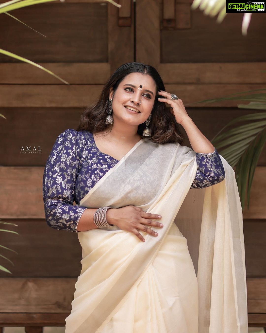 Roshna Ann Roy Instagram - Spread..❤️ love everywhere you go."🤞🏾… 📸. : @amal_photographi_ #onamcelebration #onamsaree #onamvibes #keralatreditional #onam2022