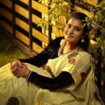 Roshna Ann Roy Instagram - നീയെൻ കായാമ്പൂ വർണനല്ലേ.... കണ്ടാൽ കൊഞ്ചുന്ന പൈതലല്ലേ... എന്നും കാതിൽ നിന്റെ നാദം... തുള്ളിതുളുമ്പി നിന്നു....✨ . . .📸 : @snaphacker_photography Makeup : ഞാൻ 🤭 Costume : അതും ഞാൻ തന്നെ !!🤣 . . എല്ലാവര്‍ക്കും എന്റെ ഹൃദയം നിറഞ്ഞ വിഷു ആശംസകള്‍🌾🌼 . #throwback . #malayalipennu #vishuashamsakal #roshnaannroy #photography #actresslife #mallugirl #kerala♥️ #vishuaasamsakal #vishuphotographer #kerala #vishuspcl #instalove #happiness #harekrishna 🙏🏻