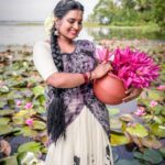 Roshna Ann Roy Instagram - കൊന്നപ്പൂ.. കിട്ടിയില്ല.... 🧡ഇച്ചിരി ആമ്പൽ പൂവുണ്ട്....adjust ചെയ്യൂട്ടോ 🙏.... എല്ലാവർക്കും സ്നേഹത്തോടെ ഒരായിരം... വിഷു 🌾🌾ആശംസകൾ 🙏♥️ 🍂🍁 🌺... ... . 📸 : @arun_manuel_ @beniveesjo 👰 : @prmakeupstudio #vishuaasamsakal #vishu #photoshootideas #portraitphotographer #roshnaannroy #actresslife #photography