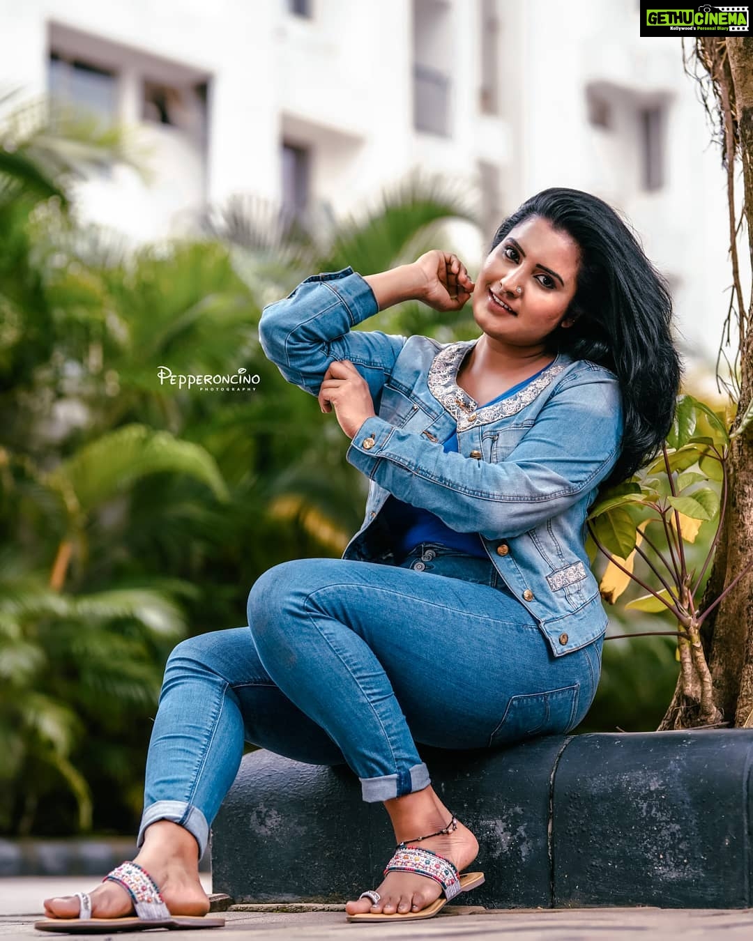 Roshna Ann Roy - 13.3K Likes - ....., രാവിലെ തന്നെ.... . നമുക്കൊരു നാരങ്ങാവെള്ളം കാച്ചിയാലോ മക്കളേ...... 😉😉😉????????.. . 📸 : @arun_manuel_ @beniveesjo 👰 : @prmakeupstudio