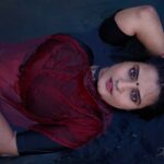 Roshna Ann Roy Instagram - ഹോ !എന്തൊരു ചൂടാണ് എന്റെ സാറേ.... 🙆🙆 .....😛😛😛😄 #lockdown2020😷 #lovetowearsaree @jstn_pol . . . #photoshootinwater #throwback #sareelovers #roshnaannroy