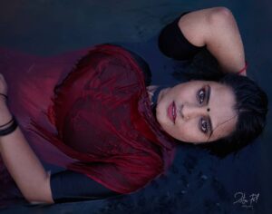 Roshna Ann Roy Instagram - ഹോ !എന്തൊരു  ചൂടാണ്  എന്റെ  സാറേ.... 🙆🙆
.....😛😛😛😄
#lockdown2020😷 
#lovetowearsaree 
@jstn_pol .
.
.

#photoshootinwater #throwback #sareelovers #roshnaannroy