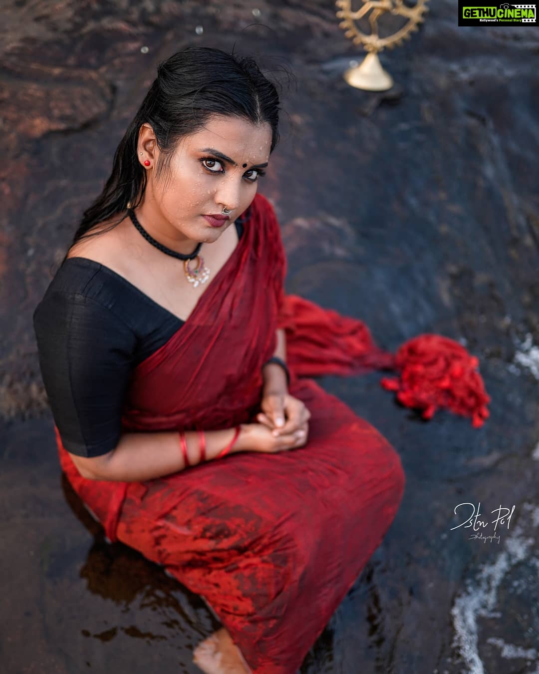 Roshna Ann Roy - 12.3K Likes - Faces says... 🤧the status of 🤭😂mind." ....... .
.
.
📸 : @jstn_pol
Saree : @mulsutraa
Jwells : @macsjewelry
Styled : @zohib_zayi 👰 : @bibinz_makeup_studio
#quratinedays #throwback #photography #actresslife #addiction #sundayvibes #happysundayeveryone #sareedraping #sareelovers #sareestyle #sareelove #roshnaannroy #lifestyle #addiction