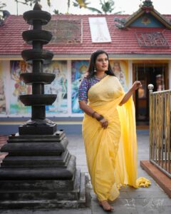 Roshna Ann Roy Instagram - Life is full of ups and downs,🖤🤧, the only way to make the journey 🏃‍♀️🏃‍♀️💃worthwhile is if you enjoy 💃💃the good, and learn👩‍🏫 from the bad.🙅‍♀️🙆🤦
... . 
#throwback 
@jstn_pol 📸, 👰 :@bibinz_makeup_studio - @rintyjustin96 
Saree : @mulsutraa
Styled : @zohib_zayi 
Jwells : @macsjewelry  #photoshootideas
#sareelovers #actresslife #photography #kerala♥️ #mallugirl #sareedraping #cottonsaree #portraitphotography