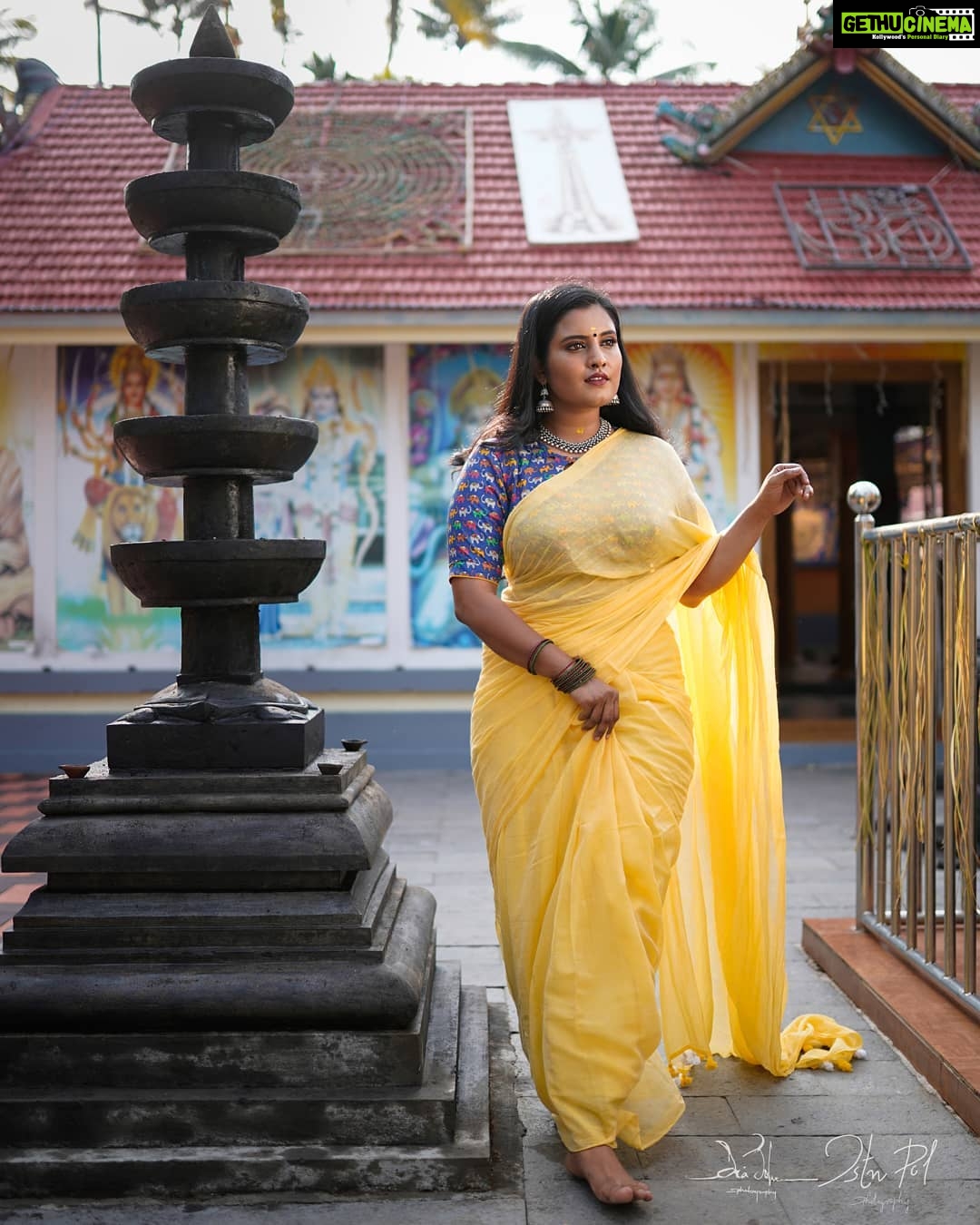 Roshna Ann Roy - 12K Likes - Life is full of ups and downs,🖤🤧, the only way to make the journey 🏃♀️🏃♀️💃worthwhile is if you enjoy 💃💃the good, and learn👩🏫 from the bad.🙅♀️🙆🤦
... .
#throwback
@jstn_pol 📸, 👰 :@bibinz_makeup_studio - @rintyjustin96
Saree : @mulsutraa
Styled : @zohib_zayi
Jwells : @macsjewelry #photoshootideas
#sareelovers #actresslife #photography #kerala♥️ #mallugirl #sareedraping #cottonsaree #portraitphotography