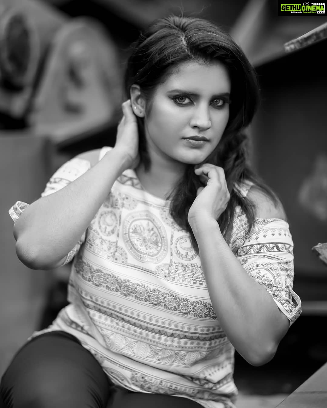 Roshna Ann Roy Instagram - 🖤 #photooftheday