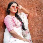 Roshna Ann Roy Instagram - ♥️🌺🌹......... #lockdown2020 #beforelockdown😷 📸 : @jstn_pol Assisted by : @diajohnphotography Makeup : @bibinz_makeup_studio @rintyjustin96 Saree : @adornelegance Styling : @zohib_zayi #sareedraping #sareestyle #drape #styletyme #photoaddicted #shootingsports #roshnaannroy #actresslife #picoftheday #qurantine #lockdown