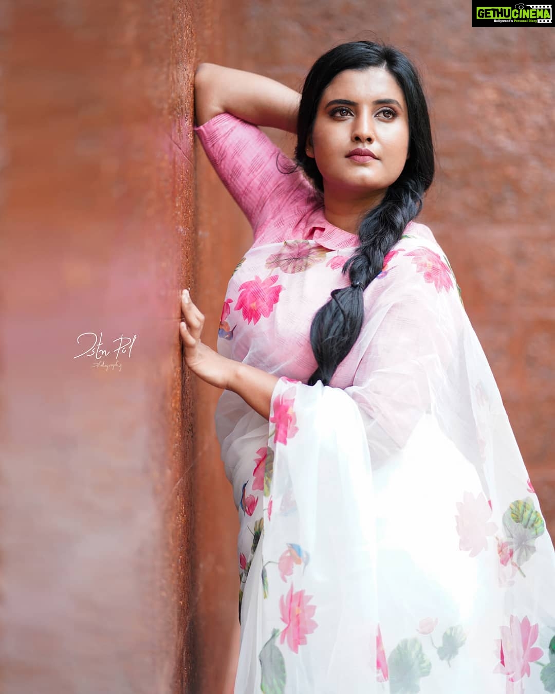 Roshna Ann Roy Instagram - π expressing my" π individuality" " πΈ : @jstn_pol . Saree : @adornelegance Styled : @zohib_zayi Mua : @bibinz_makeup_studio #day #photography #picoftheday #morningvibes #roshnaannroy