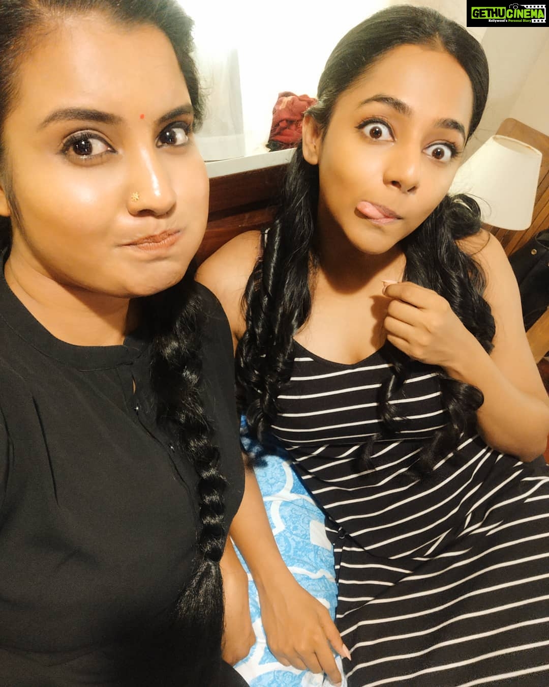 Roshna Ann Roy Instagram - 🎬🤧🤧🤧🤧 @santhybee @pckmovie 😘 #പാപംചെയ്യാത്തവർകല്ലെറിയട്ടെ ✨️🌟🌟🌟