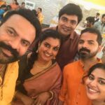 Roshna Ann Roy Instagram - 'ഒരു മനസമ്മതദിവസം !!🧡 . . #engagementparty @vinayforrt @_tiny_tom_ @sanju_unnithan @srindaa 🖤🧡 #പാപംചെയ്യാത്തവർകല്ലെറിയട്ടെ #locationselfie @pckmovie