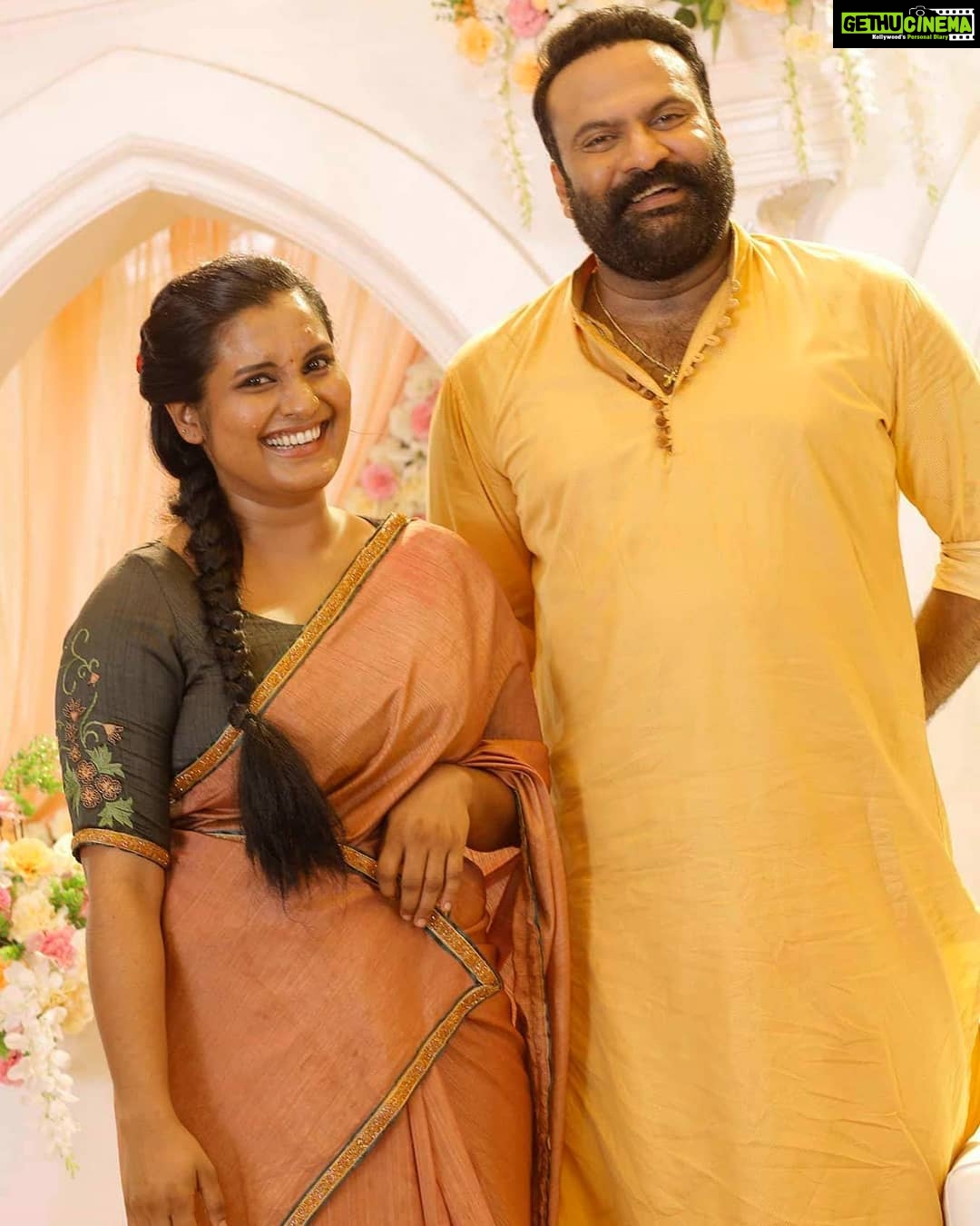 Roshna Ann Roy Instagram - Alex & Angel @pckmovie .ചിരിക്കാൻ ഓരോരോ കാരണങ്ങൾ വേണം !!!🤩 🖤 🌟 . . #പാപംചെയ്യാത്തവർകല്ലെറിയട്ടെ @_tiny_tom_ 🤩