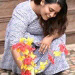 Roshna Ann Roy Instagram - New generation ഓണത്തിൽ നിന്നു പഴമയിലേക്കൊരു എത്തി നോട്ടം 🙏🏻.... 🌻🥀🌺🏵️🌸🌾🌾🌾🌾.... Concept : ഈ ഞാൻ തന്നെ Dop : @pranavcsubash_photography Cuts : @abhishek.g_a ഈ പ്രാവശ്യം concept ഒന്ന് മാറ്റി പിടിച്ചു , ഞാൻ എന്റെ കുട്ടികാലത്തെ ഓർമകളിലേക്ക് തിരിച്ചു ചെന്ന ഒരു feel, so ഇതൊക്കെ ഇപ്പൊ ആർക്കാണ് അറിയുന്നത്, അതോണ്ട് പൂക്കളത്തിന് പിന്നിലെ കഥ പറയാം.. 🥰 🌼🌼🌼🌼🌼🌼🌼🌼🌼🌼🌼🌼 അത്തം നാളിൽ തുമ്പപ്പൂ ഇട്ടാണ് പൂക്കളം ഒരുക്കാൻ ആരംഭിക്കുന്നത്. പിന്നീട് തുളസിപ്പൂവും പൂക്കളം ഇടാൻ ഉപയോഗിക്കുന്നു. അത്തം, ചിത്തിര നാളിൽ ഈ രണ്ട് പൂക്കൾ മാത്രമാണ് ഉപയോഗിക്കുന്നത്. മൂന്നാം ദിവസം മുതലാണ് നിറങ്ങളുള്ള പൂക്കൾ ഉപയോഗിച്ച് പൂക്കളം ഇടുന്നത്. തുടർന്ന് അഞ്ചാം ദിവസം പൂക്കളത്തിൻ്റെ മുന്നിലായി കുടകുത്തും. ഒരു ഈർക്കിലിയെടുത്ത് അതിൽ ചെമ്പരത്തി, മറ്റ് പൂക്കൾ എന്നിവ കോർക്കുന്നതിനെയാണ് കുട വയ്ക്കുക എന്നു പറയുന്നത്. ആറാം ദിവസം പൂക്കളത്തിൻ്റെ നാല് ദിക്കിലും കാൽ നീട്ടും (വലിപ്പം കൂട്ടും). ഉത്രാട നാളിലാണ് ഏറ്റവും വലിയ പൂക്കളം ഒരുക്കുന്നത്.❤️ അപ്പൊ ഇതൊക്കെയാണ് കാര്യങ്ങൾ... ഓണത്തിന് ഓരോ വര്‍ഷം ചെല്ലുന്തോറും പുതുമ കൂടുകയാണ് ചെയ്യുന്നത്. ശരിക്കും പഴമയുടെ ആഘോഷമാണ് ഓരോ ഓണവും. എന്നാല്‍ നമ്മളില്‍ ന്യൂജനറേഷന്‍ ഓണമാണ് ഓരെ വര്‍ഷം കഴിയുന്തോറും ആഘോഷിക്കുന്നത്. ഓണം എന്നതിലുപരി വെറുമൊരു ആഘോഷം എന്ന ലെവലിലേക്കാണ് പോക്ക് അപ്പൊ ഈ പ്രാവശ്യം ഓണത്തിന് ഇതൊക്കെ കണ്ടു ആർക്കേലും inspired ആകുവാണേൽ നല്ലതല്ലേ ...❤️💯 ഏവർക്കും എന്റെയും കുടുംബത്തിന്റെയും അത്തം ദിന ആശംസകൾ.. 🌻🌻🌻 Music cuts : @mr.attitu_d Original : sithra krishnakumar #atham #reelsmalayalam #onam #onamsaree #pookkalam #atham #keralaattraction #treding #instagram #reelsmalayalam #vallamkali #onathappan #onamsaree #onamcelebration