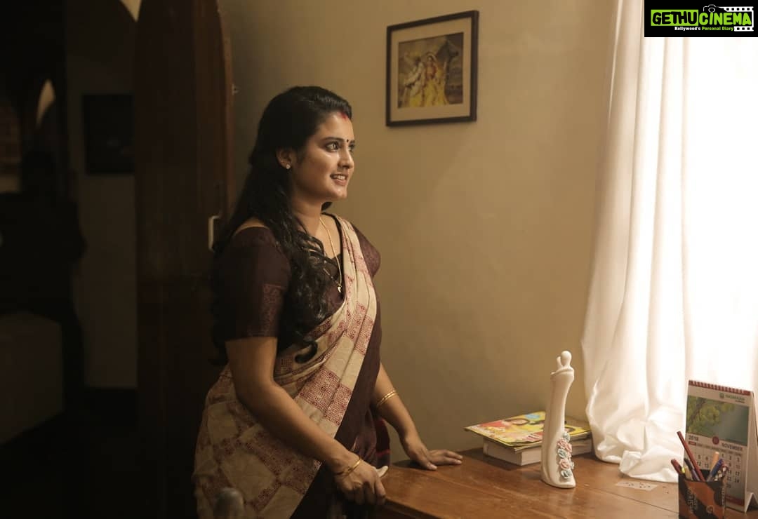 Roshna Ann Roy Instagram - "Usha" #fridayfilmhouseexperiments ✌#chrctrwear ✌#sullymovie from സുല്ല് " movie ✌❤