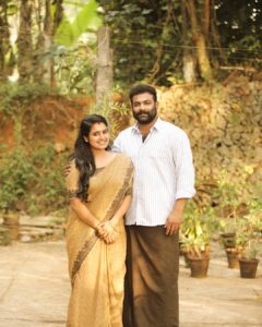 Roshna Ann Roy Instagram - ബാബു & ഉഷ 👨‍👩‍👦‍👦 in "സുല്ല് movie 🎥📸@kichu.tellus 💖
 #familyphotography #fridayfilmhouse #experimental #survivalsibhect #sullumovie #vijaybabu #fridayproduction #vishnubaradwaj #anumol #malyalammovie #charctorpresentation 💗do wtch in ur  nearest theatres 🤗🤗😍😍