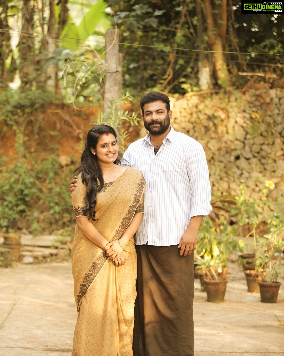 Roshna Ann Roy - 11.5K Likes - ബാബു & ഉഷ 👨👩👦👦 in "സുല്ല് movie 🎥📸@kichu.tellus 💖
#familyphotography #fridayfilmhouse #experimental #survivalsibhect #sullumovie #vijaybabu #fridayproduction #vishnubaradwaj #anumol #malyalammovie #charctorpresentation 💗do wtch in ur nearest theatres 🤗🤗😍😍