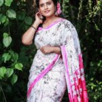 Roshna Ann Roy Instagram - ❤ . . . .@sunesh_kalapurackal @kanchipuramsilks_ @bibinz_makeup_studio @emin_thahar .#sareedraping #sareelovers #keralasaree #keralagirls #celebrity #phtoshoot #malayalamfilmindustry #roshnaannroy #roshna #oruadarlovesong😘😘 #oruadarlove #fame #phtoshoot #sareeblousedesigns #kerala #malayaleemodel