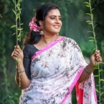 Roshna Ann Roy Instagram - A new💓 year is here in the land 💚of Kerala,💚 holding new dreams and promises🙏😊👍. Wishing, everyone a hearty "കേരള പിറവി " !💚 . .saree : @kanchipuramsilks_ Makeup & styling : @bibinz_makeup_studio.📸 : @sunesh_kalapurackal Jewell's : @ @emin_thahar ... ... ..#keralasaree #keralappiravi #keralagirls #celebrity #phtoshoot #roshnaannroy #sareedraping #sareelovers #saree #cottonsarees #kanjipuramsaree #keralagallery #keralaweddingtrends #kerala #photography #treditionallook #trending #selflove #fashiondesigner #silverjwellery #sareeblousedesigns #sareeaddict #creativephotography