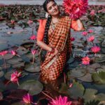 Roshna Ann Roy Instagram - മനസിൽ 😥 വെറുതെ പൂത്തു നിൽക്കുന്ന കുറേ ഓർമ്മകൾ.😘🌹. .ഈ ജന്മം ഇങ്ങനെ, കഴുത്തൊപ്പം വെള്ളത്തിൽ നിന്നു മഴക്കായി വെമ്പുന്ന ആമ്പൽ പോലെ... തീരട്ടെ !!🤒💘😥 . . My people's :,💖 . @beniveesjo @arun_manuel_ @emin_thahar @prmakeupstudio #malarikkal_kottayam #malarikkalflowers #malarikkal #nammudekottayam #roshnaannroy #celebrity #shooting
