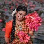 Roshna Ann Roy Instagram - എന്റെ ചുണ്ടുകളിൽ നീ ആമ്പൽ കണ്ടുവെന്നോ???? 💮🌷🍀..😘 കാഞ്ചിപുരത്തെ നെയ്ത്തുകാരന്റെപുത്രിക്ക് സ്വർണ നിറമാണെന്ന് നീ മൊഴിഞ്ഞുവെന്നോ ?👧..... എന്റെ പാദസര കിലുക്കങ്ങൾ കാട്ടരുവിയുടെ പൊട്ടിച്ചിരിയാണെന്നോ ?😍...😁 ഇതൊക്കെ എന്റെ ഭാവനയിൽ തെളിഞ്ഞ നിൻറെ ചിന്തകളാണെന്ന് വിശ്വസിച്ച ഒരു ഉന്മാദിനിയുടെ അലർച്ച നീ കേള്കുന്നുവോ ?🙄 നീ നgaങ്ങളാൽ ക്ഷതമേല്പിച്ച പൊക്കിൾ കൊടിക്കുള്ളിൽ പ്രണയ രക്തം തിരയടിക്കുന്നു ❤... 🌞സൂര്യാ നിനക്ക് രാക്ഷസന്റെ മുഖച്ഛായയാണ്...."😠👹 "🌞☀🌤🌥 ... ..(.ഞങ്ങളായിട്ട് ഒട്ടും കൊറച്ചില്ല... കിടക്കട്ടെ മലരിക്കലെ വസന്തം നിറച്ചൊരു photoshoot) ... ..📸 : @arun_manuel_ @beniveesjo ...💃💃💃💃💃👆💃💃💃💃💃💃💃 ... .makeup&styling : @prmakeupstudio Jewell's : @emin_thahar .............. #malarikkal_village_tourism🚴‍♂️ #malarikkalflowers #aambal #malarikkal_kottayam #kottayam #kumarakom #malarikkal_kottayam #aambalflowers #waterlily #keralasaree #sareedraping #roshnaannroy #sareelovers #nadangirl #sareegirl #tamilponnu #celebrity #phtoshoot #keralagallery #malayalee #malarikkalflowers #kottayamdiaries #kottayammalarikkal #ആമ്പൽ
