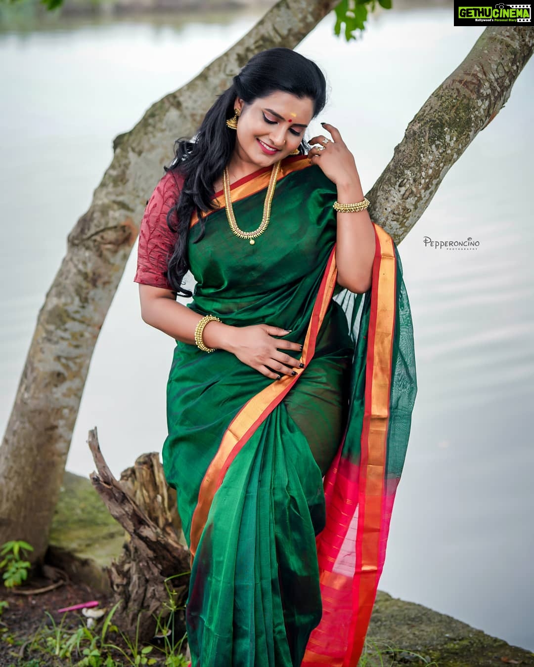 Roshna Ann Roy Instagram - 💃"A sunday well spent, 😊brings a week of content , 🙋have a good sunday all.".👍👌 . . . . 📸 " : @arun_manuel_ @beniveesjo 💄👝 : @prmakeupstudio #saree #sareelove #sareelover❤️ #treditional #keralasaree #roshnaannroy #celebrity #photooftheday #photoshoot #picoftheday ..#sunday #haveagoodweekend #haveagoodday #positiveenergy #enjoy #haveablessedday #staysafe #newweek