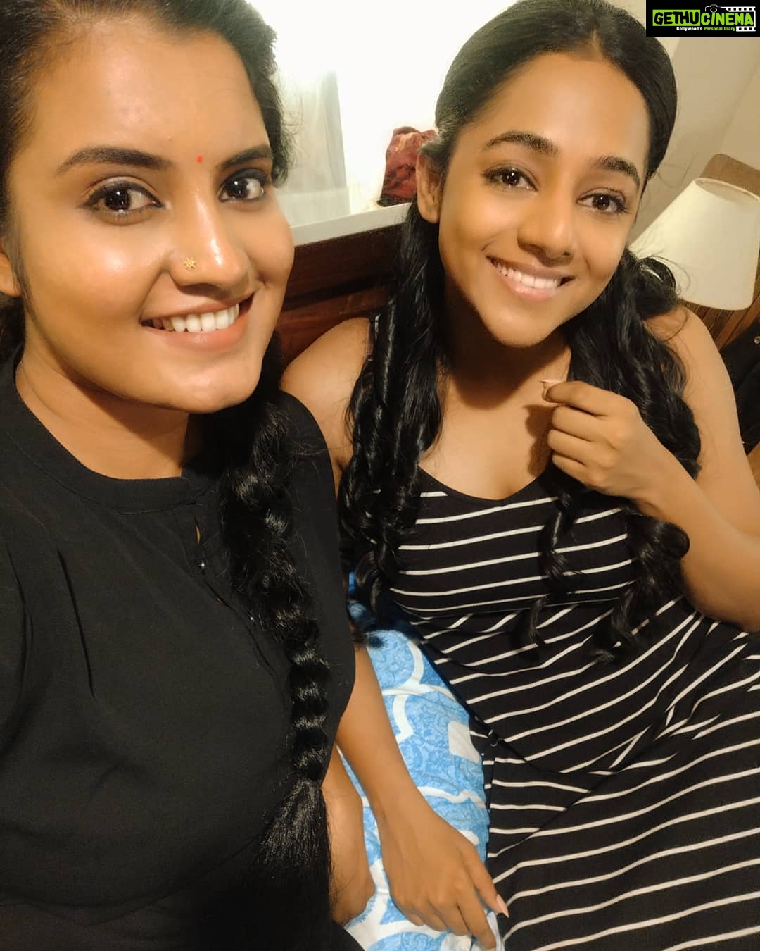 Roshna Ann Roy Instagram - 😘lovely heroine 🌹of #jallikattu 💖 @santhybee , i wish all the very 💥best to my sweet darling.., for ur career 👏👏 #sofi #jallikattu_movie 🤗🤗 #santhybalakrishnan 💘✌