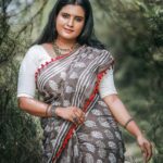 Roshna Ann Roy Instagram – My favourite wear is always👏 n always a saree, you know why..?… 😍 .because it defines me, celebrates me…like a meandering river flowing by…😊.a mundane spot and shot become graceful with the😘 elegance of this unstitched six yard weave….!!!💎 💖. Saree by : @kanchipuramsilks_ 🌹
Jeweller’s : @emin_thahar 😇👍
💘
👌 .makeup :@bibinz_makeup_studio  @bibinkallikattu  @rintyjustin96 . 📸 :  @sunesh_kalapurackal ✌🙏🙏🙏🙏
…….
#sareelove
#sareelust #Indiansummer #indianattire❤️ #handloomcotton #mangalgiricotton #sixyardsofelegance #lifeisbeautiful❤️ #sareequotes #dresstoexpress #fun #cherishedmoments