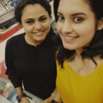 Roshna Ann Roy Instagram - വികൃതി 💗 @vincy_aloshious 🙏👌👌👌😘 സിനിമ ഇറങ്ങുന്ന dateil frst show ഒന്നിച്ചു കാണാം എന്ന് വാക്ക് കൊടുത്തിട്ടു , ജെല്ലിക്കെട്ടിനു frst show കാണാൻ ടിക്കറ്റുമെടുത്തു പോയ വഞ്ചകിയായ എന്നെ...😤😥😥.. ..... 🙄 നേരം വെളുക്കുന്നേനു മുന്നേ🤗 വിളിച്ചു സിനിമയ്ക്കു പോകണ്ടെന്നും ചോദിച്ചു, വലിച്ചോണ്ടു പോയി കാണിച്ചു...🌹. എന്റെ പൊന്നു വിൻസി കുട്ടാ..... നീ മുത്താണ് 💗💗💗 #mybestie 👏👏✌✌don't miss this, must wtch, very simple movie with huge content 🌹🌹🌹🙏