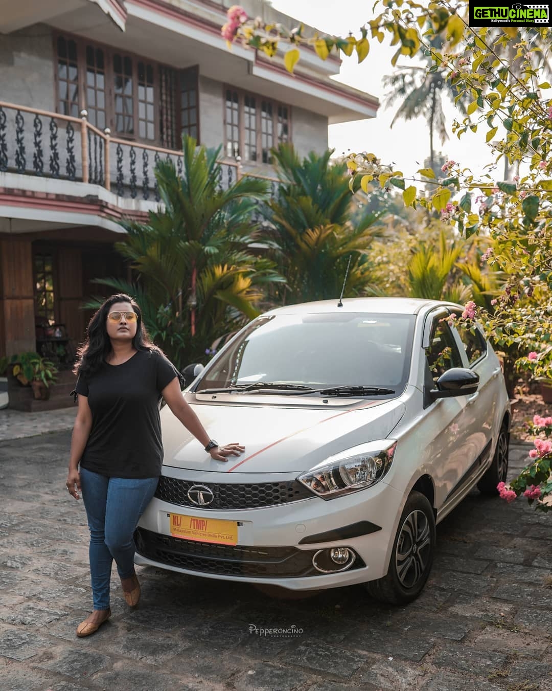 Roshna Ann Roy - 19.4K Likes - ഓട്ടോയിലോ 🚌🚍ബസിലോ ഒക്കെ long travel ഉണ്ടാകുമ്പോ ഒരു ഒരുമണിക്കൂറൊക്കെ കഴിയുമ്പോ, അടുത്തിരിക്കുന്നൊരു ചോദിക്കും എങ്ങോട്ടാണ് എന്ന്, 🙄അപ്പൊ as usual നമ്മള് നാട്ടിലേക്കാണെന്നോ autyde വീട്ടിലേക്കാണെന്നോ അല്ലെങ്കിൽ അമ്മവീട്ടിലേക്കാണെന്നോ ഒക്കെ പറയും, നാട് വയനാട് ആയതു കൊണ്ട് പ്രത്യേകിച്ചും പതിവാണ് ഈ യാത്ര ,!!!
✨️✨️✨️ ഓണം ക്രിസ്മസ് 🎊അങ്ങനെ കെടക്കുവല്ലേ✨️✨️ വിശേഷങ്ങൾ,🎈🎉..... ✨️✨️🎈
അങ്ങനെ മറുപടി പറഞ്ഞാൽ പിന്നെ next question എവിടെയാ ജോലി ???, 😷🧐😕 അതിനും നമ്മൾ എറണാകുളം " എന്ന രീതിയിൽ ആയിരിക്കും !!!🙄
അതും കഴിഞ്ഞു എന്താ അവിടെ ജോലി ??? 🤬 അൽപ്പം ചമ്മലോടെ തന്നെയാണ് പറയുക അഭിനയം 😜ആണെന്ന് !!!🤭
അവരുടെ മനസിൽ വരുന്നത് എന്താണ് എന്ന് വായിച്ചെടുക്കാവുന്നതേ ഉള്ളു...🤭🤭🤭.. 🤪" ഹേയ് ഈ പെണ്ണ് വെറുതെ പുളു അടിക്കുവായിരിക്കും , ഇതിനെ എവിടേം കണ്ടതായി ഒരക്കണില്ലല്ലോ 🤣
അല്ലെങ്കിലും ഈ സിനിമേല് ഉള്ളവരൊക്കെ ഇങ്ങനെ ദാരിദ്ര്യം പിടിച്ചോർ ആകുമോ...???😂 ബസിലൊക്കെ പോകാൻ ഹേയ്.... ഇത് അതൊന്നും ആകില്ലായിരിക്കും... """🤣😂😅 ഇത് സ്ഥിരമായി നാട്ടിൽ പോകുമ്പോൾ എനിക്ക് സ്ഥിരമായി വരുന്ന അനുഭവങ്ങൾ ആണ്..✌️... അത് കൊണ്ട് തന്നെ ഒരു വർഷമായി നാട്ടിൽ പോയിട്ട് !!!
വണ്ടി ഒരെണ്ണം വാങ്ങിയിട്ടേ... ഇനി പരിപാടി ഉള്ളു എന്ന് മനസിൽ ഉറപ്പിച്ചു😇😇, സിനിമയിൽ ആയതു കൊണ്ട് മാത്രം അല്ലാട്ടോ.... നല്ല അലച്ചിൽ ഉണ്ട്.... work ബന്ധപ്പെട്ടും അല്ലാതെയും ഒക്കെ.... uber എടുത്തു ഒരു അവസ്ഥയിലെത്തി അങ്ങനെ ആണ് വണ്ടി വേണമെന്ന് മനസുകൊണ്ട് ആഗ്രഹം വന്നത്, സ്വപ്നത്തിൽ പോലും ഒരു വണ്ടി എടുക്കാനുള്ള അവസ്ഥ ദൈവം തരുമെന്ന് ഞൻ കരുതിയില്ല !!😍! എന്തായലും അത്യാവശ്യ കാര്യങ്ങൾക്കെല്ലാം എനിക്ക് ഉപയോഗിക്കാൻ ചെറിയൊരു വണ്ടി എടുക്കുകയാണ്.......(കാണുന്നൊരു ചെലപ്പോ വിചാരിക്കുമായിരിക്കും അതിനിപ്പോ ഇത് bm or ജഗ്വർ ഒന്നും അല്ലാലോ ഇങ്ങനെ കൊട്ടിഘോഷിക്കാൻ എന്ന് , കൊക്കില് ഒതുങ്ങിയ bm ഇതായൊണ്ടാണ് കേട്ടോ 🤩 ) 🙏🙏 TATA TIYAGO" xZO 😍🤩 .....നിങ്ങൾക്കെല്ലാവർക്കും അറിയാമല്ലോ ദിനം പ്രതി നമ്മുടെ കേരളത്തിലെ റോഡുകളുടെ അവസ്ഥ !!! വാഹനാപകടങ്ങൾ കൂടി വരുന്ന സാഹചര്യം, എല്ലാം കൊണ്ട് മനസിനെ അസ്വാസ്ഥമാക്കുന്ന വാർത്തകൾ ആണ് , എന്നുവെച്ചു പേടിച്ചോടാനും വയ്യ ,
അത് കൊണ്ട് തന്നെ ഒരു കാർ അങ്ങ് എടുത്ത് 🙂
എല്ലാവരുടെയും പ്രാർത്ഥനയും സ്നേഹവും ഉണ്ടാവണം 🙏🙏
📸 : @arun_manuel_ @beniveesjo
#newmember #tiyago #tatatiago #newcar