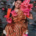 Roshna Ann Roy Instagram - എന്റെ ചുണ്ടുകളിൽ നീ ആമ്പൽ കണ്ടുവെന്നോ???? 💮🌷🍀..😘 കാഞ്ചിപുരത്തെ നെയ്ത്തുകാരന്റെപുത്രിക്ക് സ്വർണ നിറമാണെന്ന് നീ മൊഴിഞ്ഞുവെന്നോ ?👧..... എന്റെ പാദസര കിലുക്കങ്ങൾ കാട്ടരുവിയുടെ പൊട്ടിച്ചിരിയാണെന്നോ ?😍...😁 ഇതൊക്കെ എന്റെ ഭാവനയിൽ തെളിഞ്ഞ നിൻറെ ചിന്തകളാണെന്ന് വിശ്വസിച്ച ഒരു ഉന്മാദിനിയുടെ അലർച്ച നീ കേള്കുന്നുവോ ?🙄 നീ നgaങ്ങളാൽ ക്ഷതമേല്പിച്ച പൊക്കിൾ കൊടിക്കുള്ളിൽ പ്രണയ രക്തം തിരയടിക്കുന്നു ❤... 🌞സൂര്യാ നിനക്ക് രാക്ഷസന്റെ മുഖച്ഛായയാണ്...."😠👹 "🌞☀🌤🌥 ... ..(.ഞങ്ങളായിട്ട് ഒട്ടും കൊറച്ചില്ല... കിടക്കട്ടെ മലരിക്കലെ വസന്തം നിറച്ചൊരു photoshoot) ... ..📸 : @arun_manuel_ @beniveesjo ...💃💃💃💃💃👆💃💃💃💃💃💃💃 ... .makeup&styling : @prmakeupstudio Jewell's : @emin_thahar .............. #malarikkal_village_tourism🚴‍♂️ #malarikkalflowers #aambal #malarikkal_kottayam #kottayam #kumarakom #malarikkal_kottayam #aambalflowers #waterlily #keralasaree #sareedraping #roshnaannroy #sareelovers #nadangirl #sareegirl #tamilponnu #celebrity #phtoshoot #keralagallery #malayalee #malarikkalflowers #kottayamdiaries #kottayammalarikkal #ആമ്പൽ