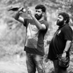Roshna Ann Roy Instagram - ❤@girishgangadharan 💗: ഗിരീഷ് ഗംഗാധരൻ.💖.ജെല്ലിക്കെട്ട് എന്ന സിനിമ കണ്ടു കൊണ്ടിരുന്നപ്പോൾ ആഗ്രഹിച്ചത് ഈ പഹയൻ ഷോ കഴിഞ്ഞു തീയേറ്ററിന് മുന്നിൽ ഉണ്ടായിരുന്നെങ്കിൽ എന്നാണ്. ഷോ കഴിഞ്ഞു ആ കൈയൊന്നു പിടിച്ചു മുത്തി ചോദിക്കാമായിരുന്നു എങ്കിൽ” ഇജ്ജ് സൂപ്പർമാന്റെ ആരാ എന്ന് ..?🤓😋” ഒരു വല്ലാത്ത ജിന്ന് 💆തന്നെയാണ് ഈ മനുഷ്യൻ. അങ്കമാലിയിൽ ഓടെടാ ഓട്ടം ഓടി ഞെട്ടിച്ചതിലും എത്രയോ മുകളിലാണ് ഈ മനുഷ്യൻ ജെല്ലിക്കെട്ട് എന്ന വിഷ്വൽ മാജിക്ക് കൊണ്ട് പകർന്നു തന്നത്. 😊👏മലയാള സിനിമയിൽ കണ്ടു വന്നിരുന്ന കണ്വെന്ഷനൽ ഷോട്ട് ഡിവിഷനുകളുടെ ഭാണ്ഡകെട്ട് ഒന്നും പേറാതെ, അടിയയാലൂം ഇടിയായാലും നെടുങ്കൻ ട്രാക്കിങ് ഷോട്ടുകളെങ്കിലും ദൈർഖ്യത്തിന്റെ പരിമിതികളില്ലാതെ പ്രേക്ഷകന് സിനിമക്കുള്ളിലെന്ന രീതിയിൽ പകർത്തിയെടുക്കുന്ന ഗിരീഷിന്റെ കരവിദ്യക്ക് ഒരു സാധാരണ സിനിമാട്ടോഗ്രാഫറിന്റെ ക്രീയേറ്റീവിറ്റിക്കും മുകളിൽ അപാരമായ ഫിസിക്കൽ എഫൊർട്ടുമുണ്ട്.🙏. 😇മറ്റുള്ള ഛായാഗ്രാഹകന്മാരെ താഴ്ത്തികെട്ടുകയല്ല, പക്ഷെ പറയാതെ വയ്യ ഒരു സാധാരണ ഛായാഗ്രാഹകൻ സ്പെൻഡ്‌ ചെയ്യണ്ട ക്രീയേറ്റീവ് സ്റ്റഫ് അതികഠിനമായ ഫിസിക്കൽ എഫൊർട്ടിനൊപ്പം ബാലൻസ് ചെയ്തു പോകുക എന്നത് അസാധാരണം തന്നെയാണ്. അത്കൊണ്ട് തന്നെയാണ് പറഞ്ഞത് ഈ മനുഷ്യൻ ഒരു സൂപ്പർമാൻ തന്നെയാണ് എന്ന്. 💘 അങ്കമാലി കണ്ടു its just Gireesh things എന്ന് ചുമ്മാ ഒരു പേചിക്ക് അവലോകനം ചെയ്യാമെങ്കിലും ജെല്ലിക്കെട്ടിനു പിന്നിൽ ഇദ്ദേഹം ചിലവഴിച്ച എഫൊർട്ട് വാക്കുകൾ കൊണ്ടൊന്നും വിശദീകരിക്കാനോ എന്തിനധികം പറയുന്നു ചിന്തിക്കാൻ പോലും കഴിയാത്തതു ആണ്.🌹 ജെല്ലിക്കെട്ട് കൈയടിപ്പിച്ചെങ്കിൽ ആ കൈയടിയുടെ ഒരു ഭാഗം ഈ മനുഷ്യന് കൂടെ അവകാശപ്പെട്ടതാണ്. കഷ്ടപ്പെട്ട് കഥ നടക്കുന്ന മലഞ്ചെരുവിലെ കാഴ്ചകൾ ഓടിയും കുതറിയും നമ്മുടെ മുന്നിലേക്ക് എത്തിച്ച ഈ മനുഷ്യന്.👏👏👏#jellikettu #lijojosepellissery 😊🙏