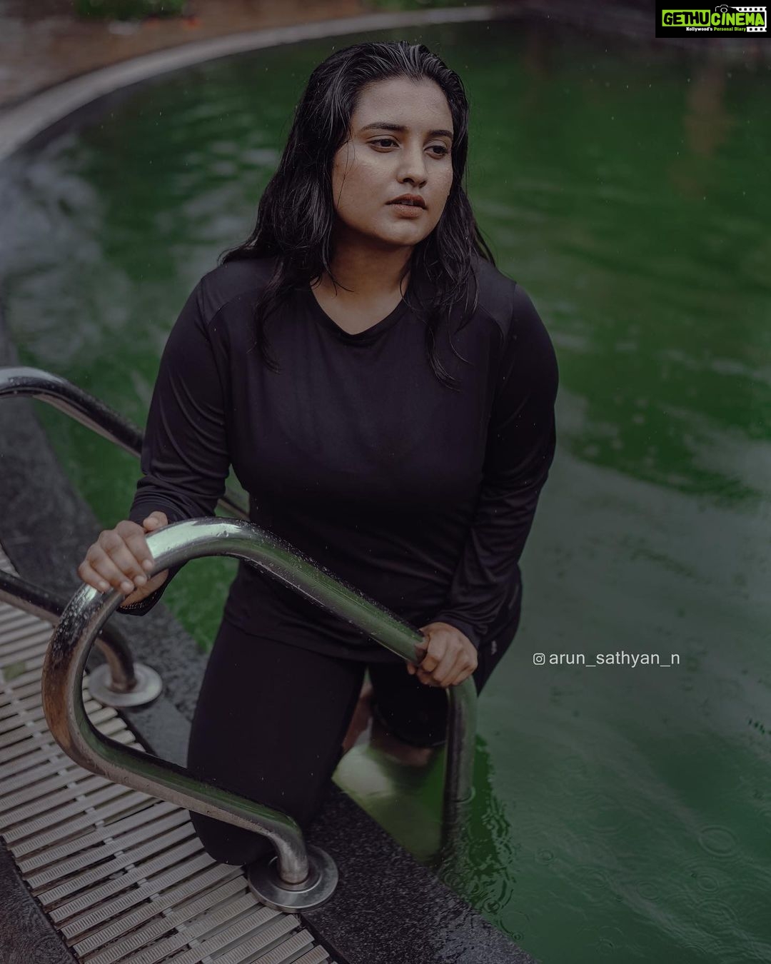 Roshna Ann Roy Instagram - Smart❣️ people learn from everything and everyone, ❤️average people from their experiences, stupid people already have all the answers.”🧡 @arun_sathyan_n @akhil.aklopz @morickapresort