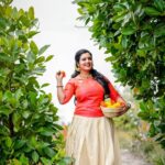 Roshna Ann Roy Instagram - ഓണം " 💮💮🌸🌼🌼 📸📸@arun_manuel_ & @beniveesjo @prmakeupstudio 💥🌹🌹🌹🌹📸