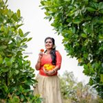 Roshna Ann Roy Instagram - 😘കേരളിയ തനിമ 🏵തൊട്ടുണര്‍ത്തുന്ന.,🌹 മലയാളികളുടെ ഹൃദയത്തെ പൂക്കളം കൊണ്ട് തീര്‍ക്കുന്ന.,💮🌺 നാവില്‍ രുചിയേറിയ വിഭവങ്ങളുമായി ഈ പോന്നോണത്തെ വരവേല്കാം...🙏🌼🌻🌸 എന്റെ ഹൃദയം നിറഞ്ഞ ഓണാശംസകള്‍...😍😘 My team "📸 :@arun_manuel_ @beniveesjo 💋💄👑💅 : @prmakeupstudio ❤ #onam2k19 #onam #specialshoot