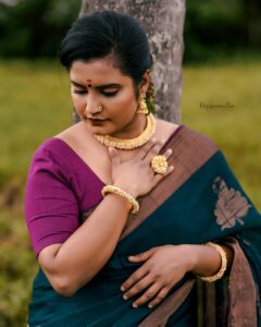 Roshna Ann Roy Instagram - ''A piece of jewelry is often a piece of art. ... Thank  u somuch  dear "@emin_thahar "for gifting  me  such  a pretty  jewell's 💗👏💗 💄💄💋 : @prmakeupstudio ❤ 📸 :@arun_manuel_ (Personal love) : @beniveesjo (myteam✌📸📸)
