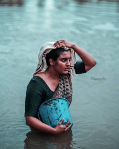 Roshna Ann Roy Instagram - ഇച്ചിരി  കക്ക വരാൻ പോയതാണേ..😂😜.😂..അല്ലാണ്ട് വേറെ ഒരു  ബിചാരോം🙏 ഇല്ലേ 🤓 😜
📸 credits :  @arun_manuel_ 😘@beniveesjo 👝💄: @prmakeupstudio 👏