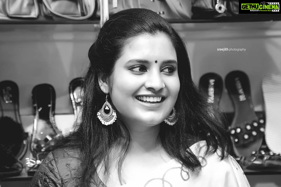 Roshna Ann Roy Instagram - ഒരു ചെരുപ്പ് വാങ്ങാൻ പോയതാ 😂😂 കടപ്പാട് : ശ്രീജിത്ത് ശ്രീ #goodevng ✌💖